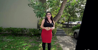 Laila Lust in Gold-Digger Hops in The Bus from 