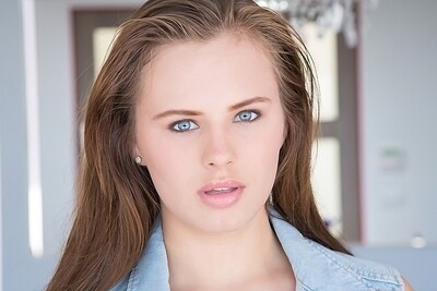 Anna Lynn in Sex symbol from