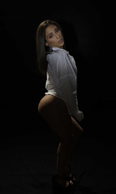 Abella Danger in Highlighting Her Curves from