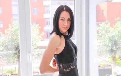 Linda Caprice in  from 