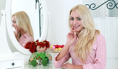 Victoria I in Blondes 229 from 