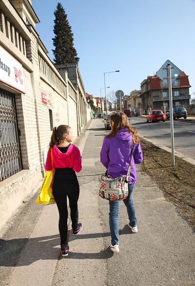 Suzi D and Anita S in Yll 610 from 