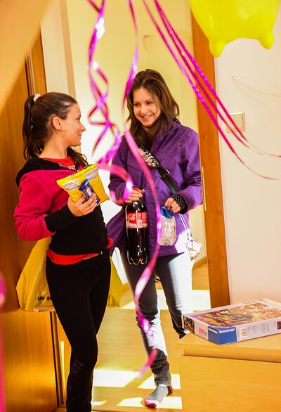 Suzi D and Anita S in Yll 610 from 