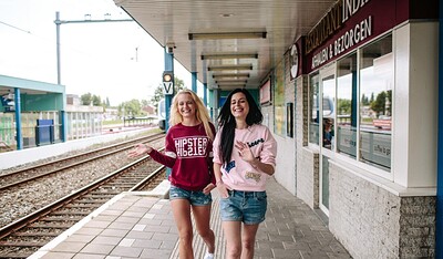 Vanda L and Naomi I in  from 