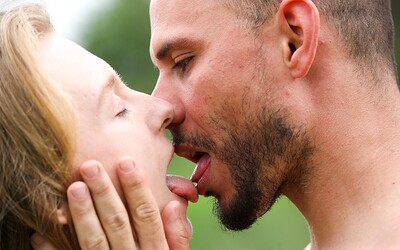 Candy Teen in Nature turns her on from 