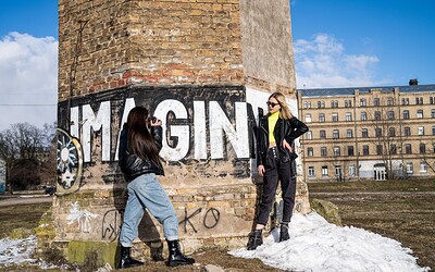 Melissa Rain and Alice Reign in Lesbians doing a shooting from 