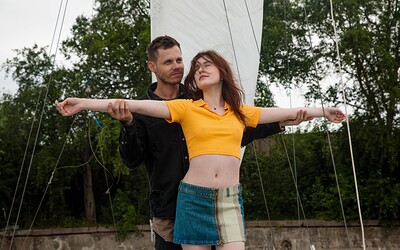 Hot Pearl and Toni Bill in We are sailing from 