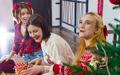 Lina Sun and Margo von Teese in Jolly Christmas lesbians from 