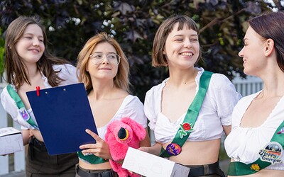 Margo von Teese and Eva Murkovski in Scouting stars 2/3 from 