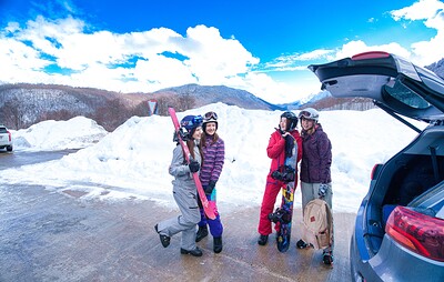 Margo von Teese and Alice Flore in Ready, set, snow! 1/4 from 