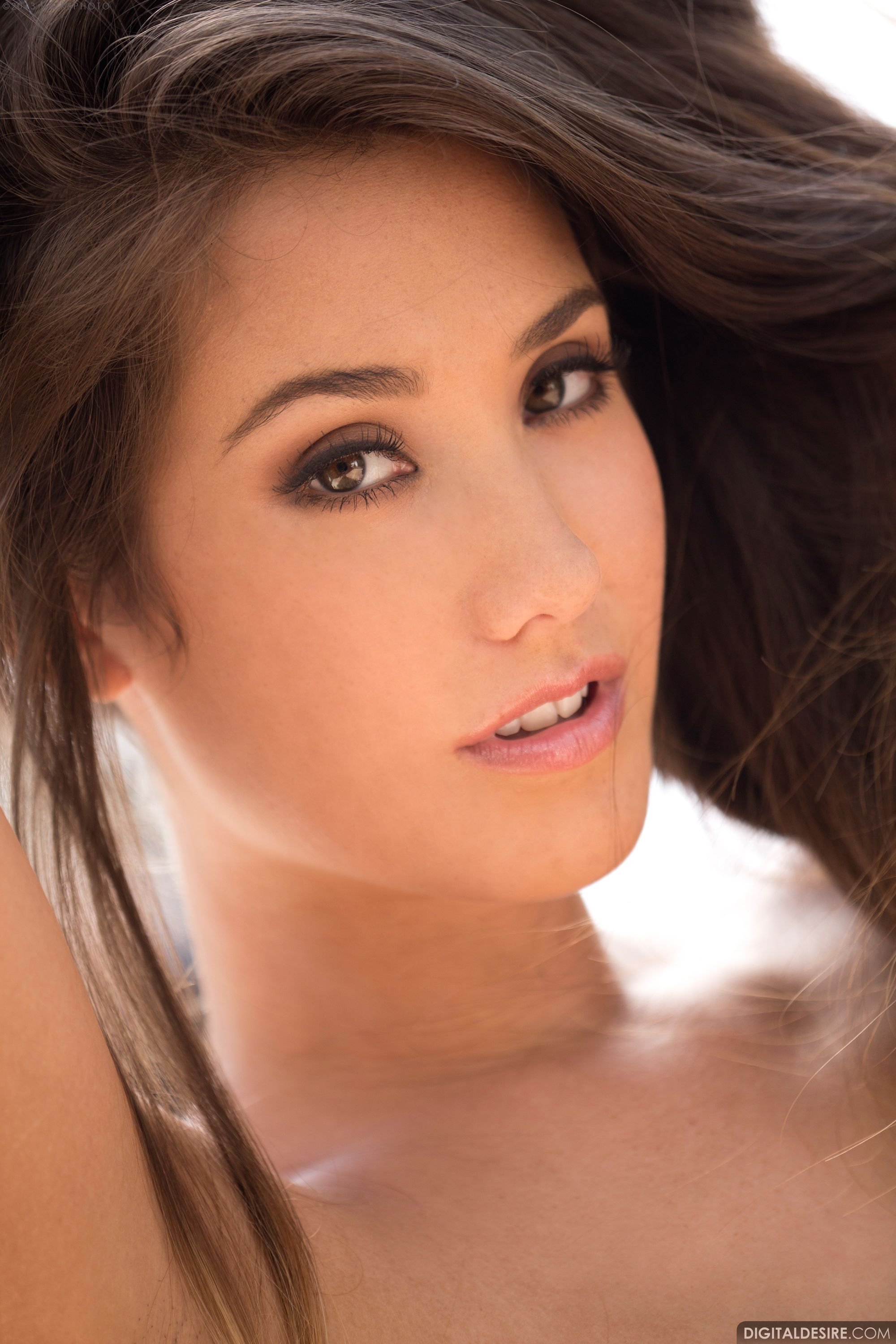 Eva Lovia in set