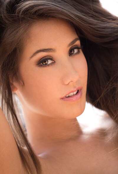 Eva Lovia in set