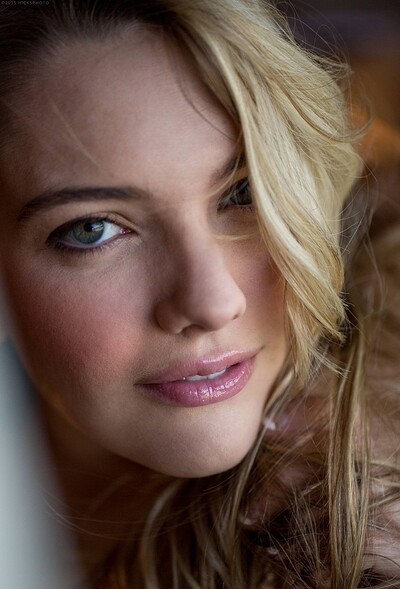 Kenna James in set
