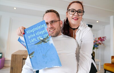Sabine de Jong and Cheffie Shot in Sabine helpt graag een handje from