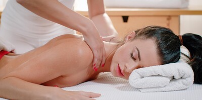 Jenny Doll and Antonia Sainz in The magic touch of my masseuse from 