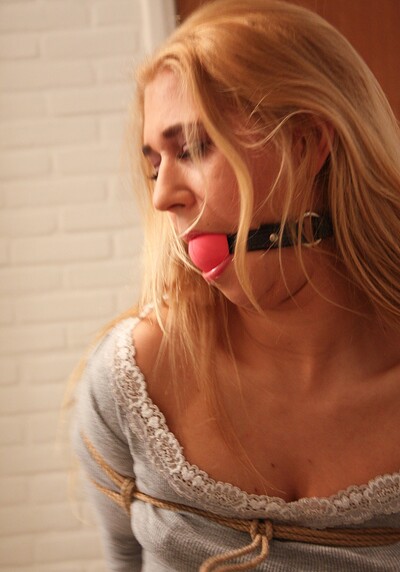 Linda Ray in Lindas sit-around and struggle from 
