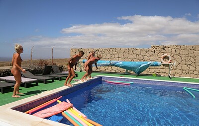 Tereza Chi and Katy Rose in Groupsex games in the pool from 