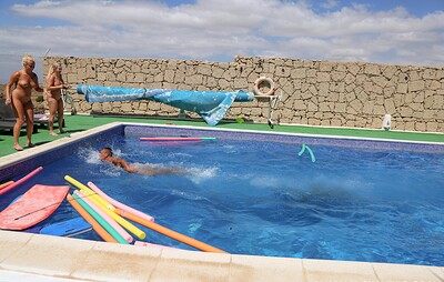 Tereza Chi and Katy Rose in Groupsex games in the pool from 