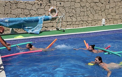 Tereza Chi and Katy Rose in Groupsex games in the pool from 