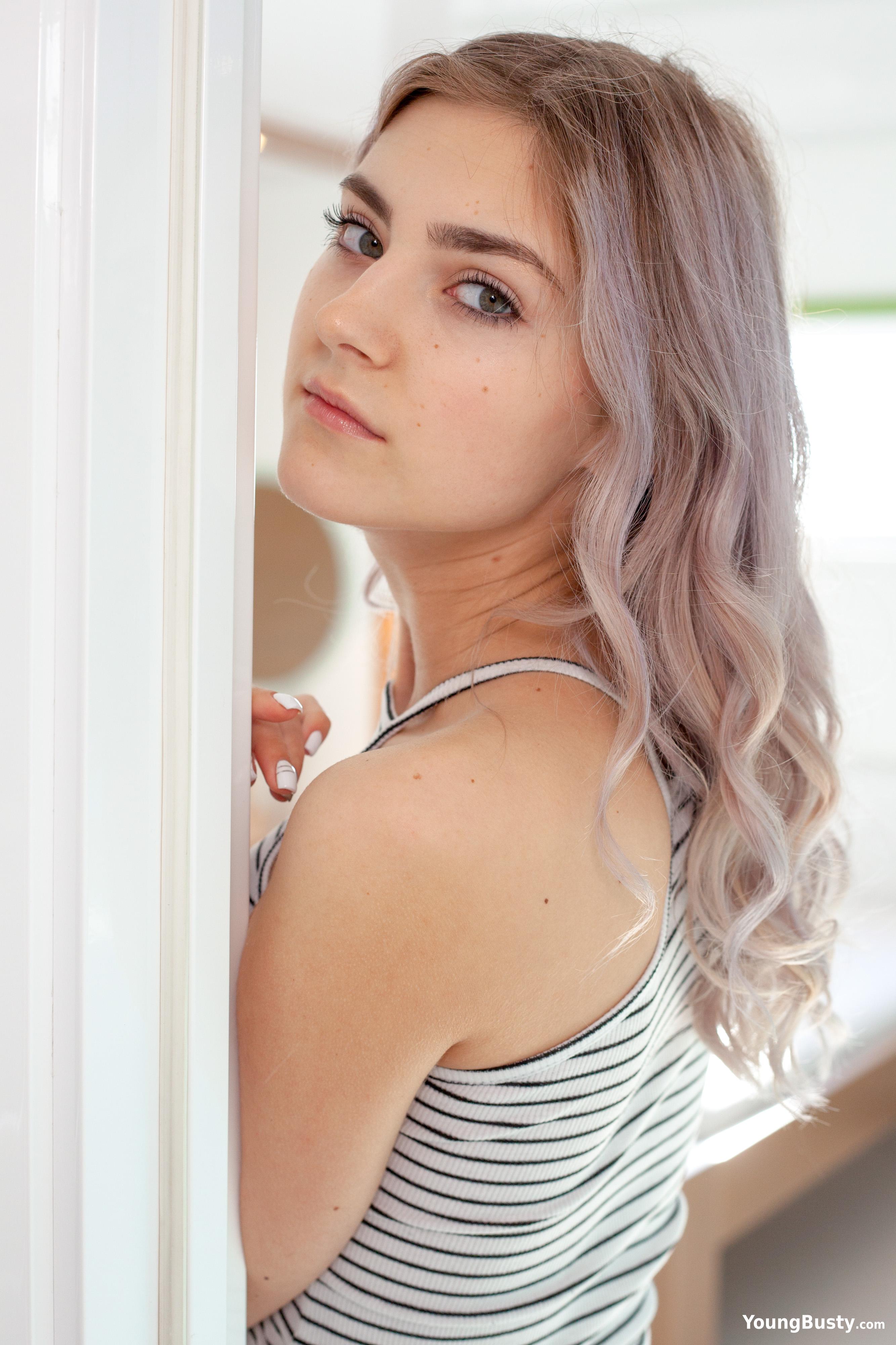 Eva Elfie in set