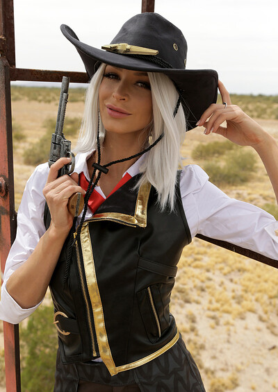 Emma Hix and Ryan Driller in Overwatchers Ashe Smashed - S2:E7 from 
