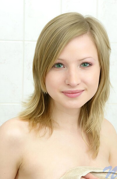 Robin in Showerfun from 