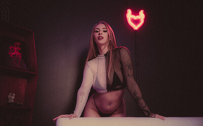 Angel Youngs in set