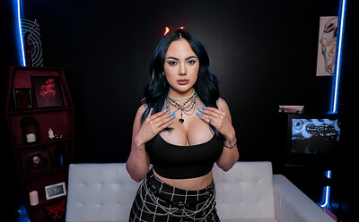 Nika Venom in set