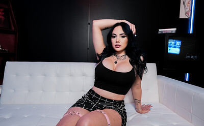 Nika Venom in from
