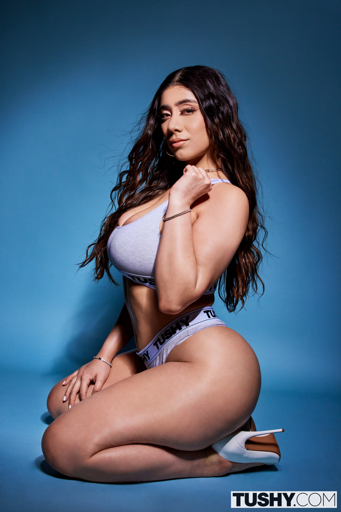 Violet Myers in set Good Vibes