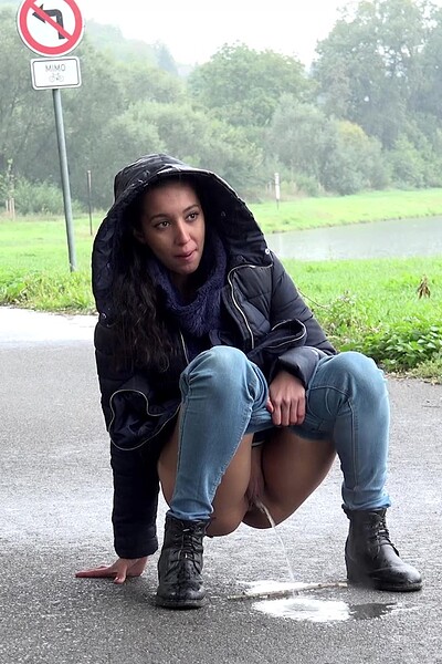 Got2Pee Amanda Estela Hoodwinked