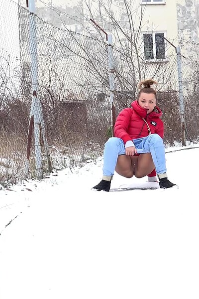 Got2Pee Dafne Dafne In The Snow