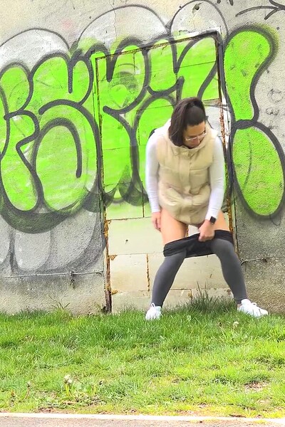 Lara Fox publicly squats and pisses on the grass.