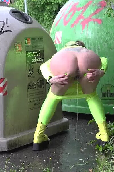 Got2Pee Barbe Neon In Public