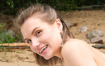 Violet Clarke and Milka Wey in We wanna have sex on the beach from 