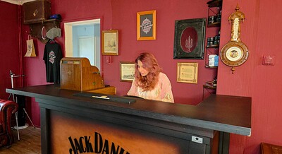 Mishi Joy and Mick Shagger in Mishi Maakt Het Goed from