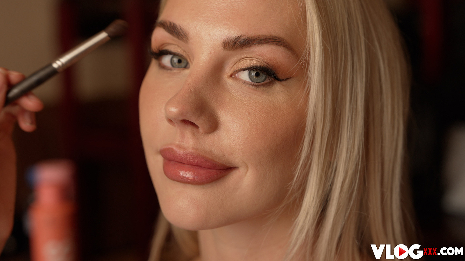 Angie Lynx in set
