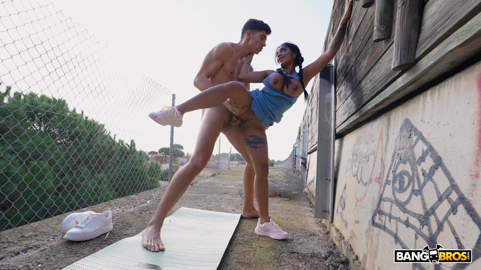 Yasmina Khan in set Squirting Outside