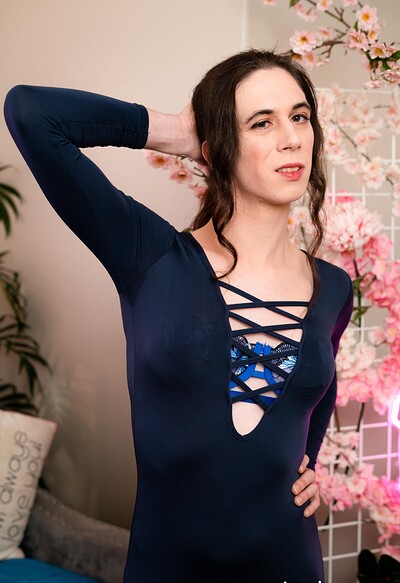 Sophie Ladder in Kinky Trans Sophie Ladder Showing Her Assets from