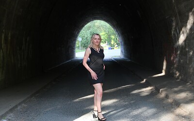 Martina Sinblond in Public jerking from 