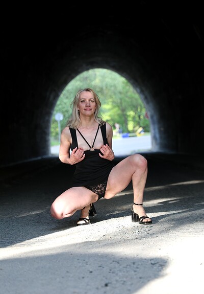 Martina Sinblond in Public jerking from 