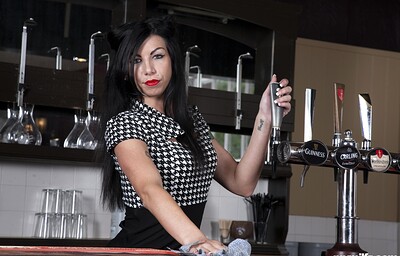 Gina Jameson in Sinfully milf Gina calls a worker from 